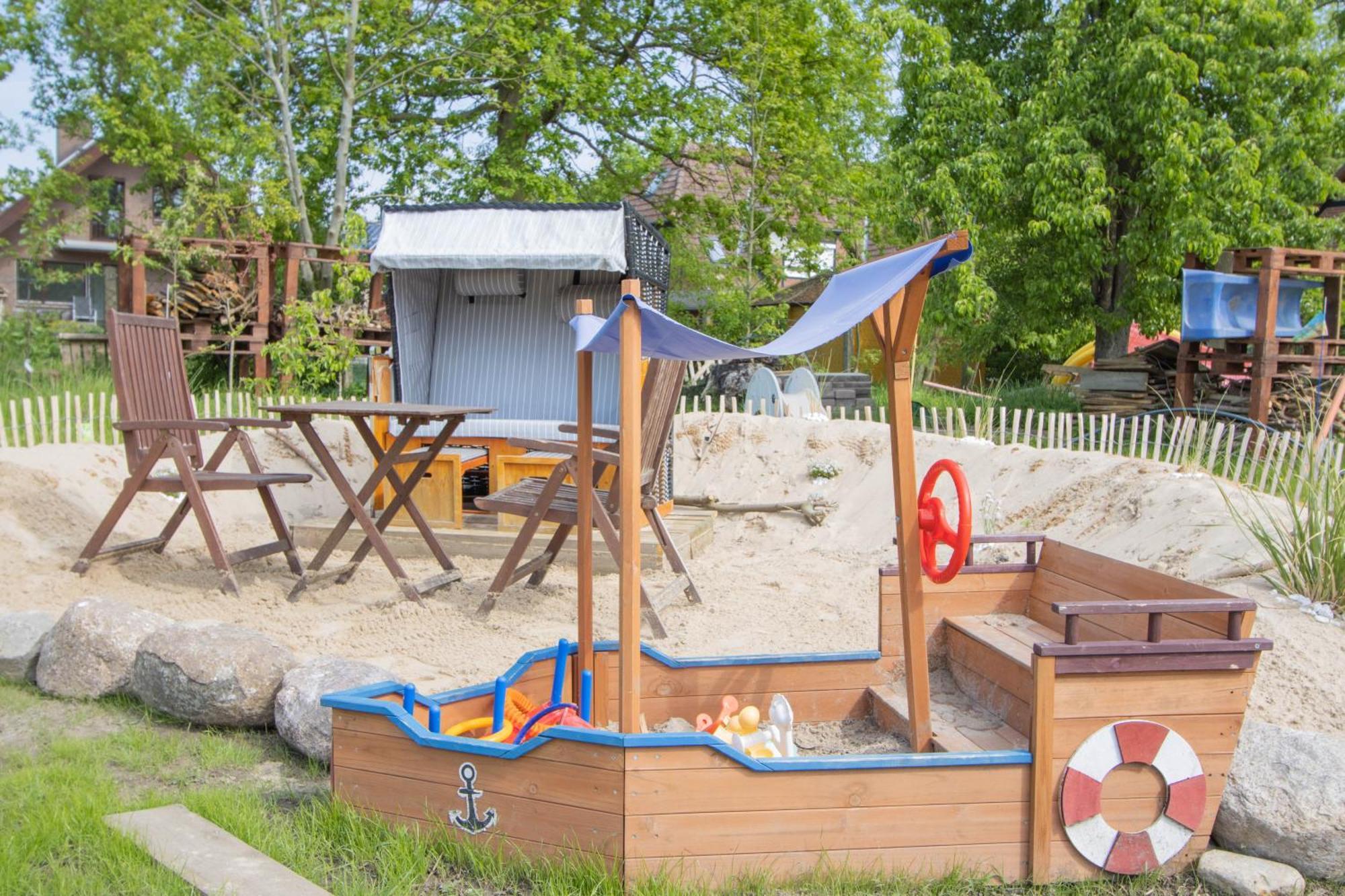 Hostel Oder Ferienwohnung 1-16 Personen Im Blauen Haus Fehmarn Bagian luar foto